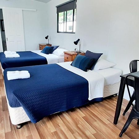 Mt Larcom Tourist Park Hotell Mount Larcom Rom bilde