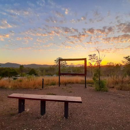 Mt Larcom Tourist Park Hotell Mount Larcom Eksteriør bilde