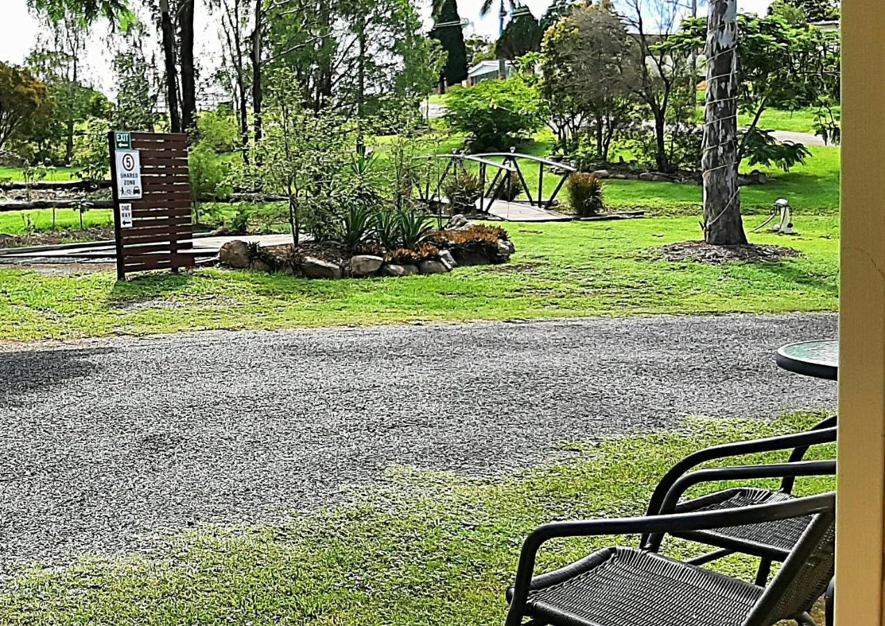 Mt Larcom Tourist Park Hotell Mount Larcom Eksteriør bilde