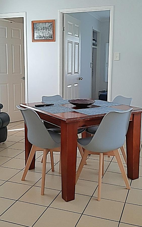 Mt Larcom Tourist Park Hotell Mount Larcom Eksteriør bilde