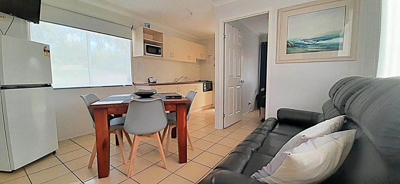 Mt Larcom Tourist Park Hotell Mount Larcom Eksteriør bilde