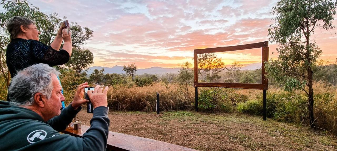 Mt Larcom Tourist Park Hotell Mount Larcom Eksteriør bilde