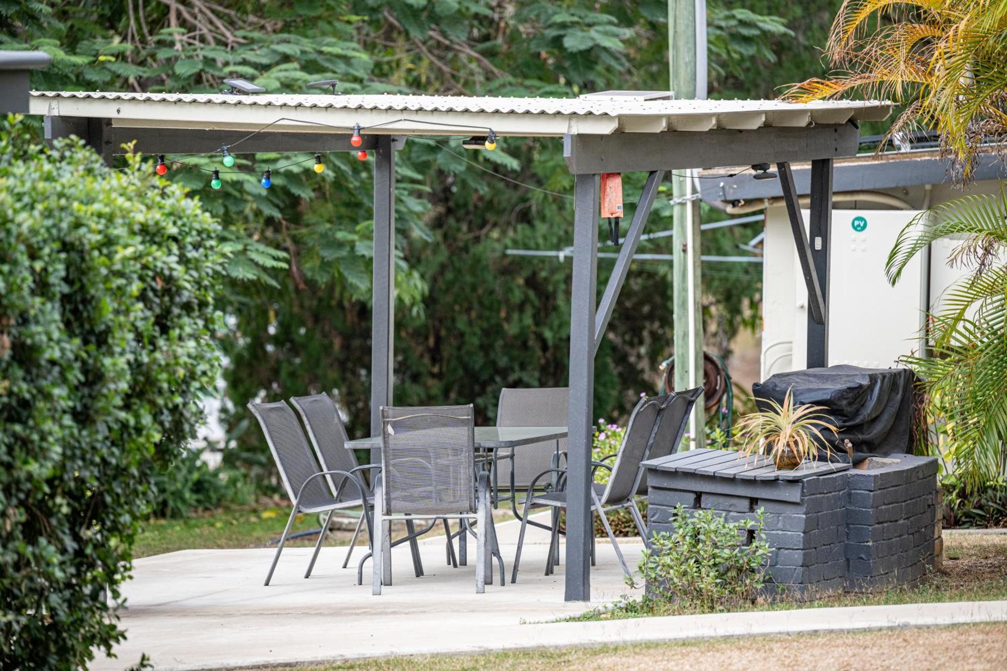 Mt Larcom Tourist Park Hotell Mount Larcom Eksteriør bilde