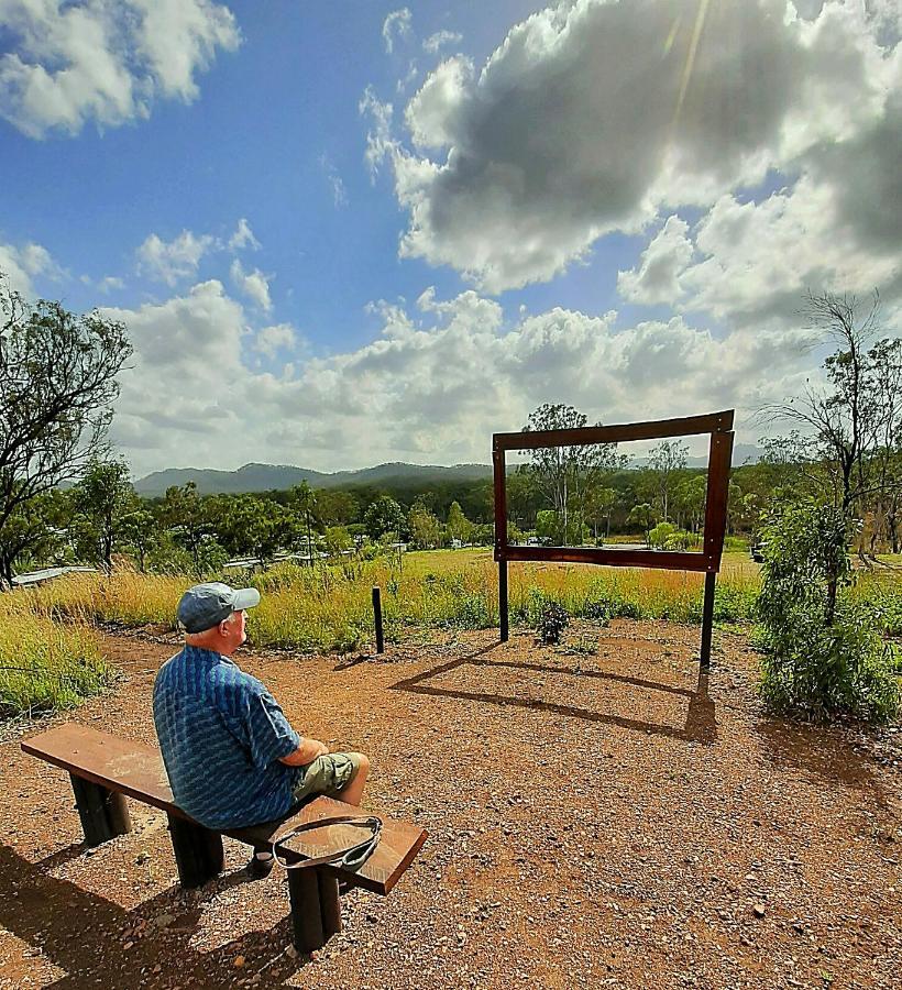 Mt Larcom Tourist Park Hotell Mount Larcom Eksteriør bilde