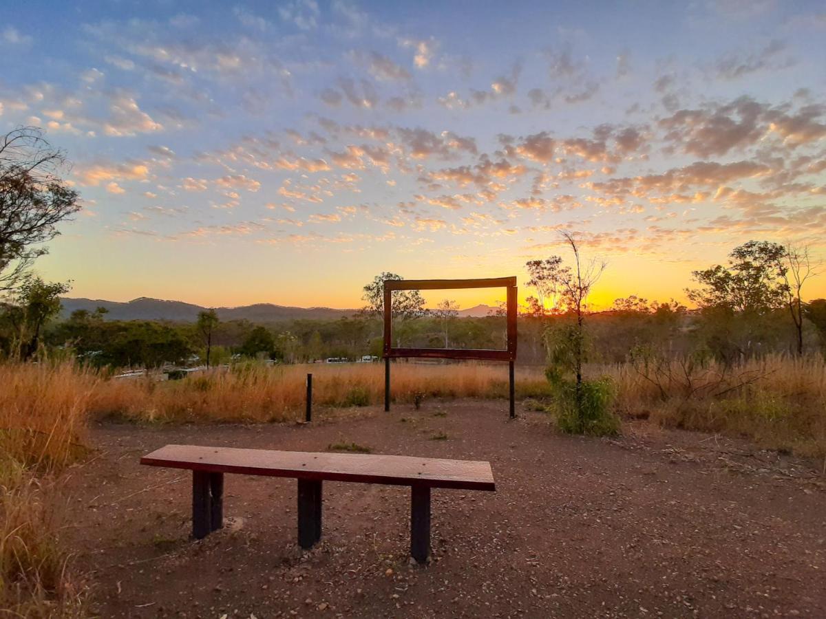 Mt Larcom Tourist Park Hotell Mount Larcom Eksteriør bilde