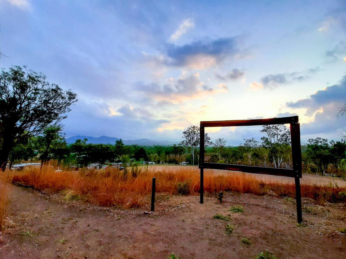 Mt Larcom Tourist Park Hotell Mount Larcom Eksteriør bilde